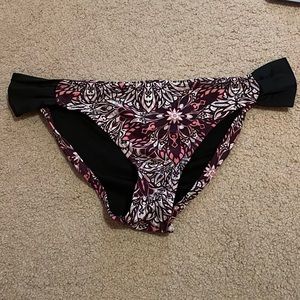 medium bathing suit bottoms. never worn